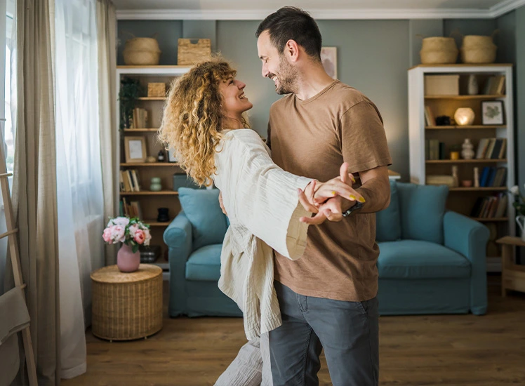pareja abrazandose
