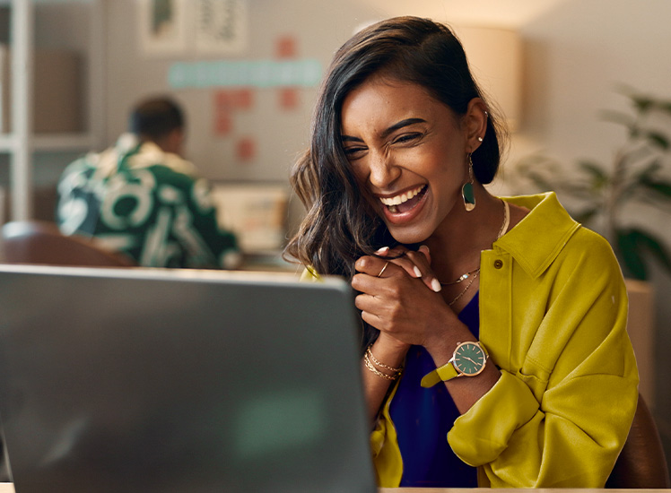 Mujer sonriente representando confianza