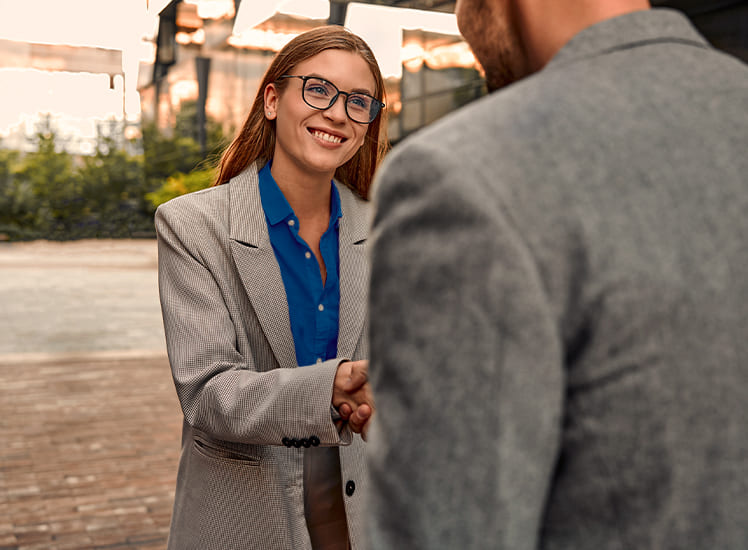 Atención profesional con un cliente.