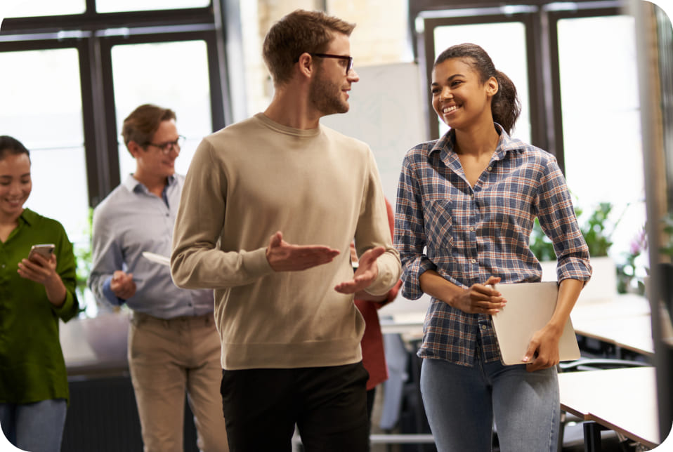 Conversando en oficina