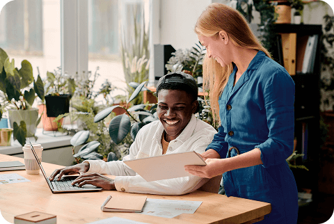 Personas trabajando en la oficina  