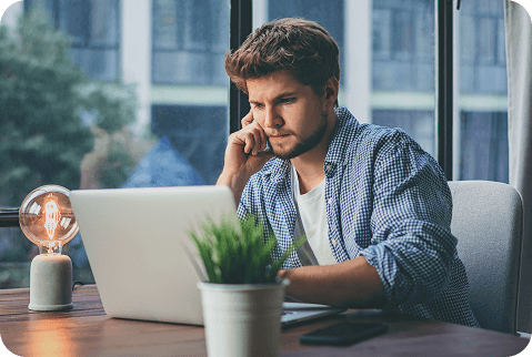 Persona en su computadora