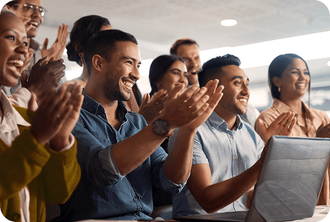 Grupo de empleados sonriendo 
