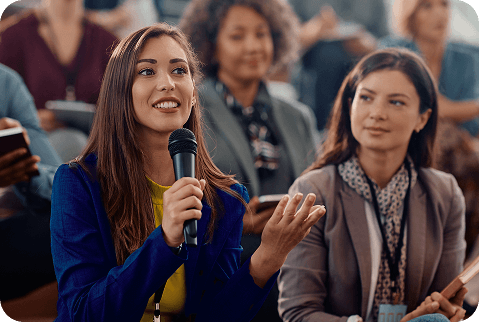 Persona en una conferencia 