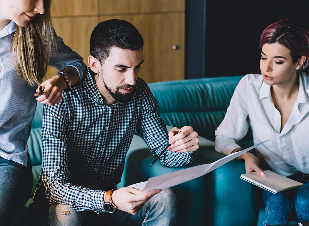 Personas sentadas hablando