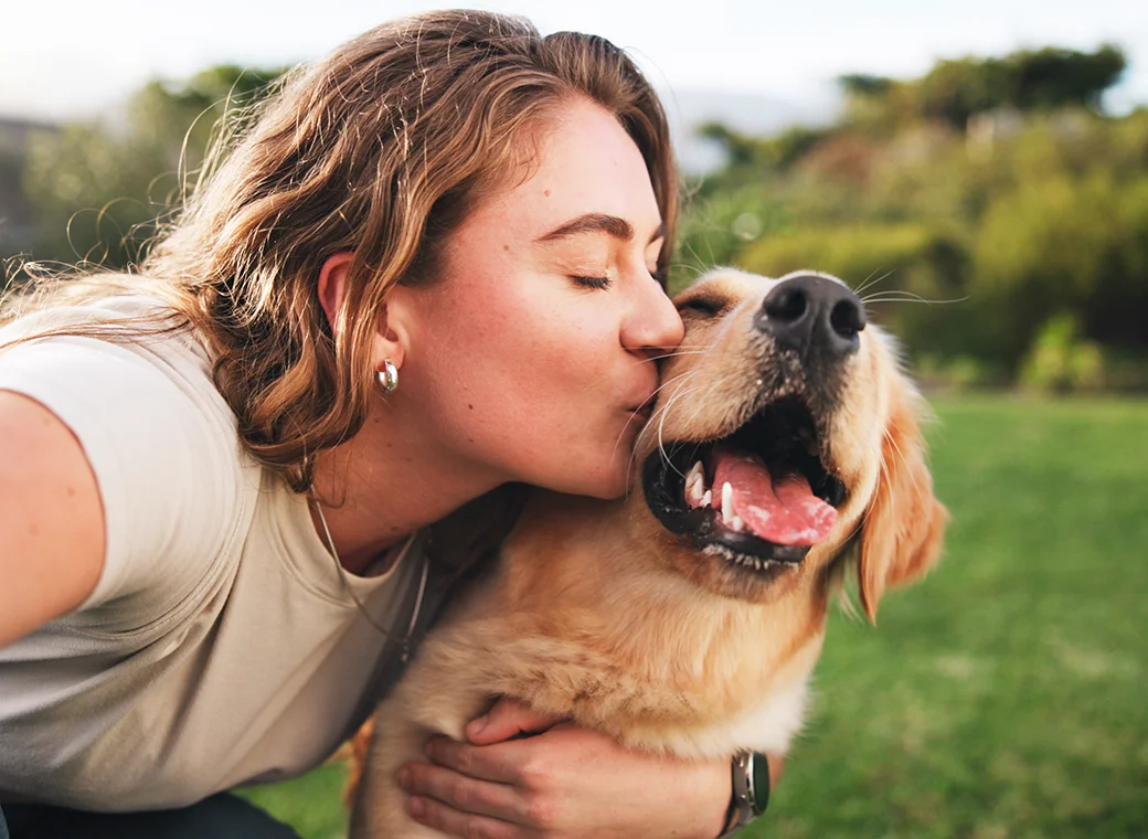 Mujer abrazando a su mascota