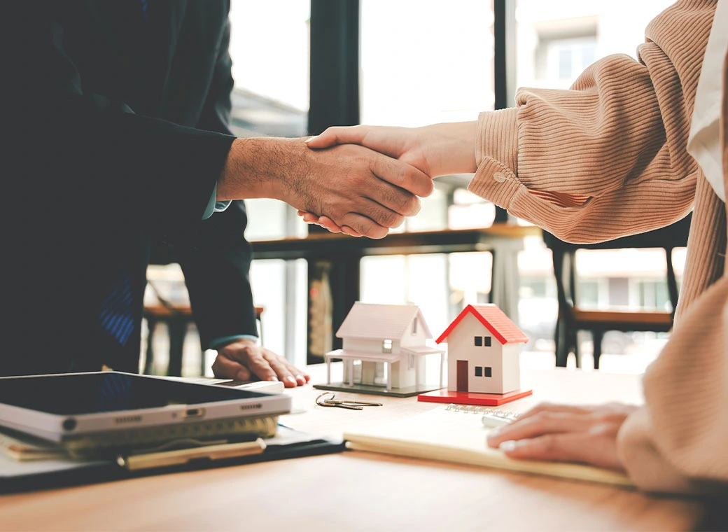 Dos personas estrechando sus manos