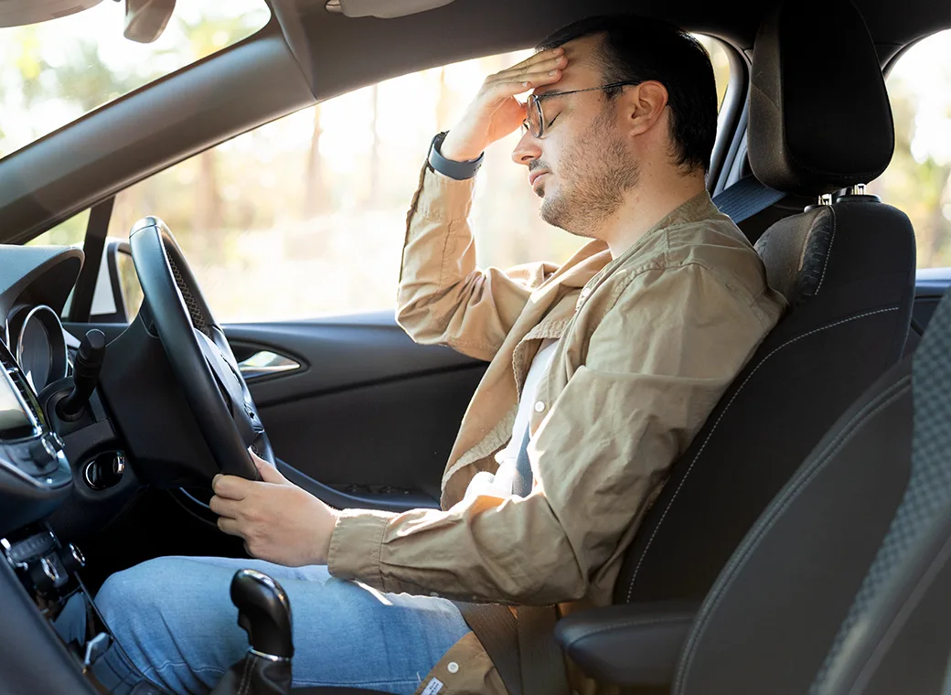 Hombre tocandose la cabeza