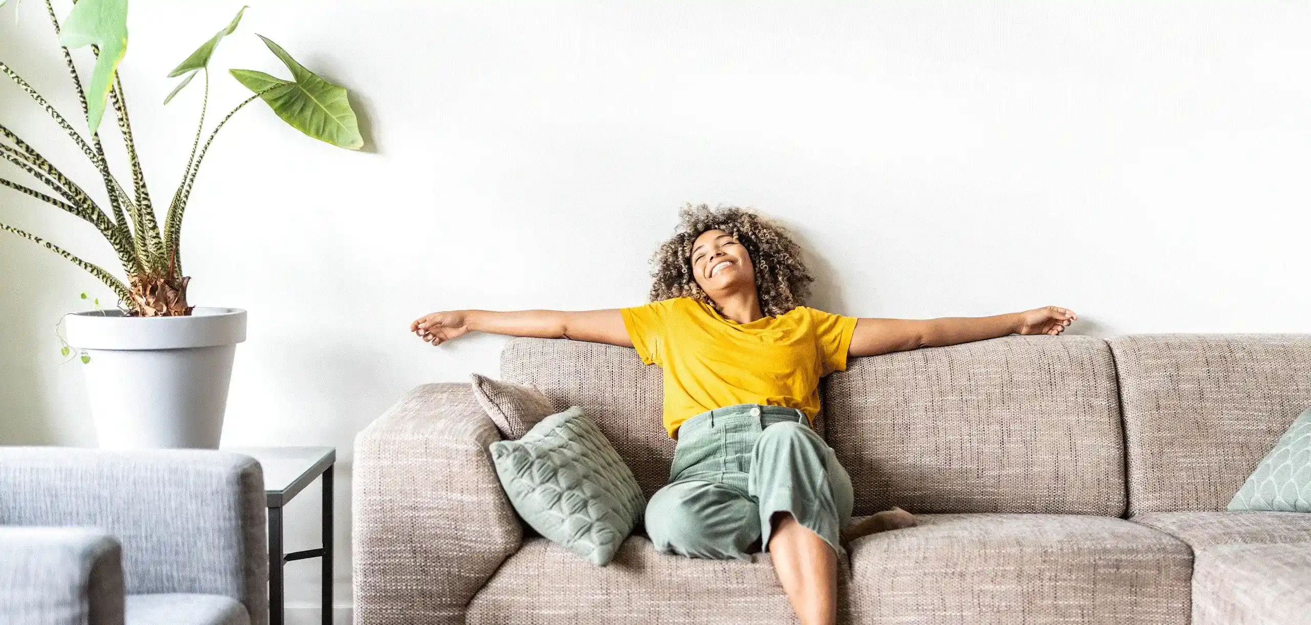 Mujer sentada en un sofá sonriendo