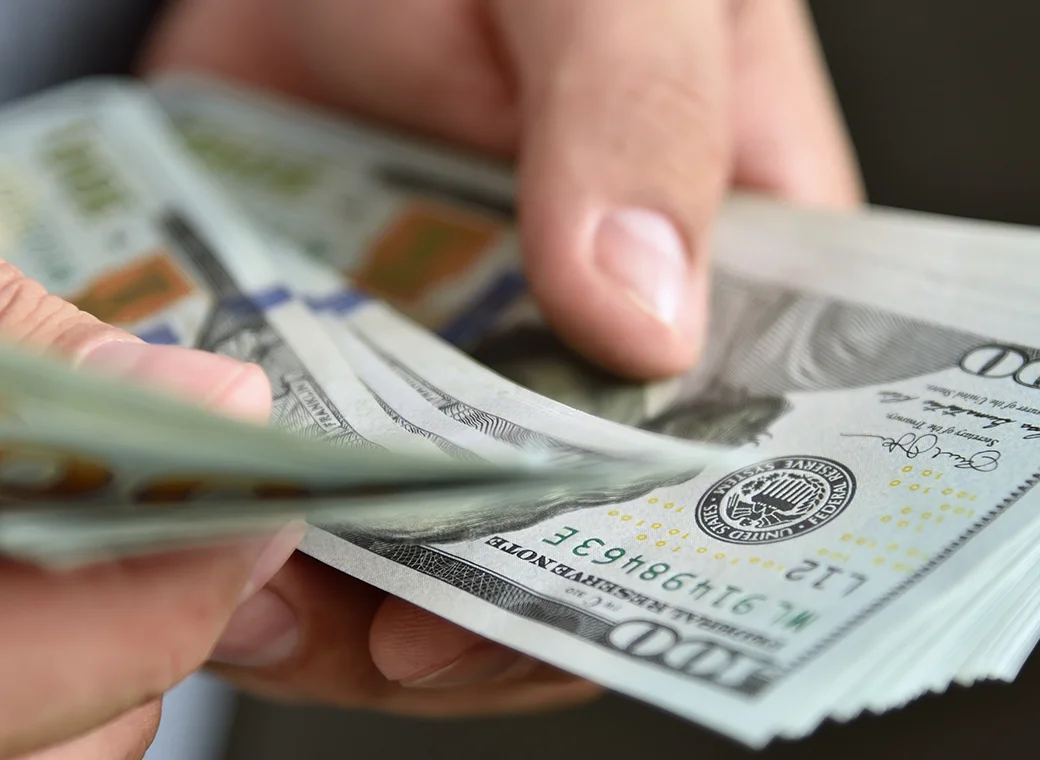 Persona contando dinero