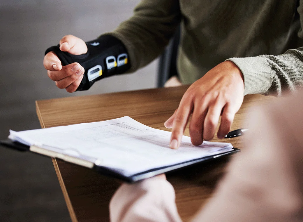 Persona revisando documento 