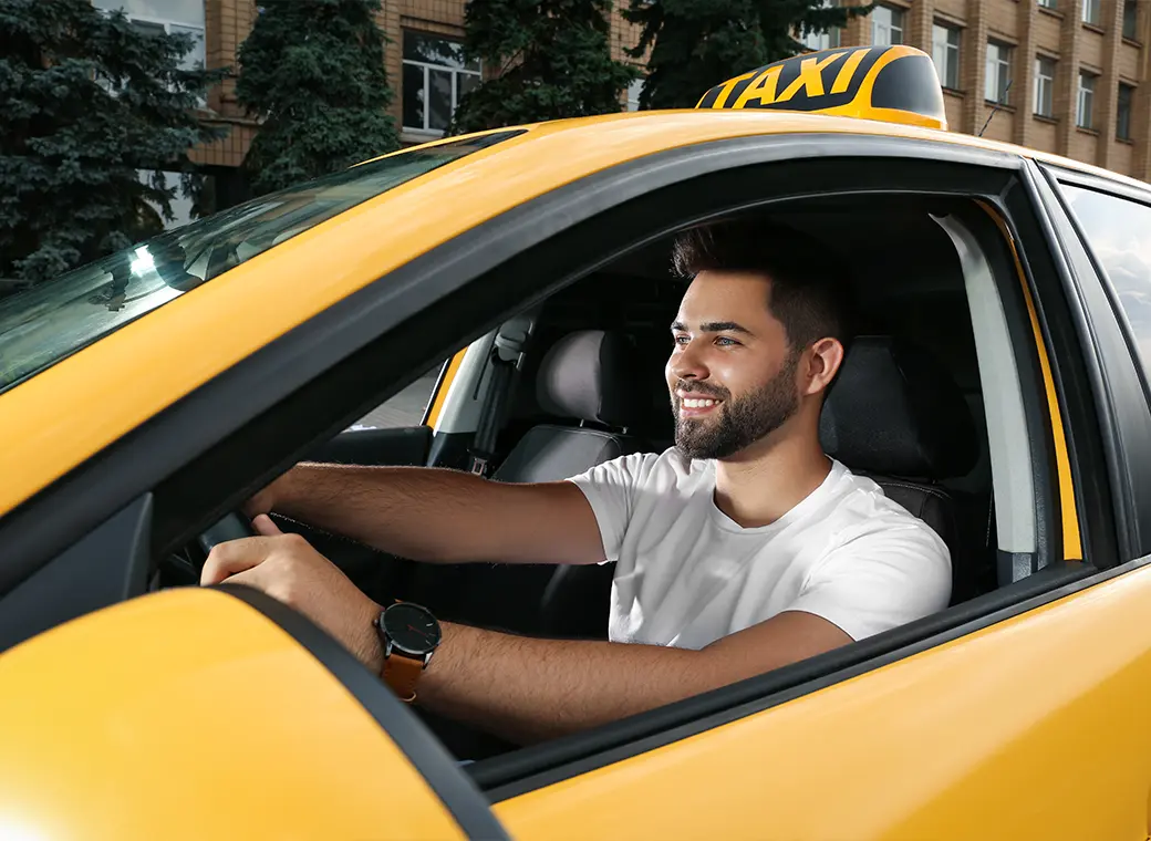 Hombre manejando taxi