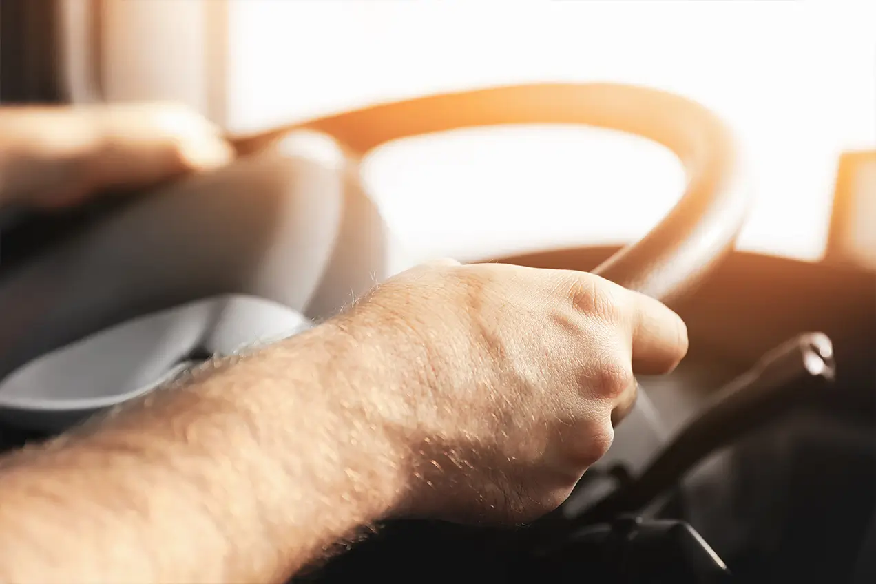 Persona condiciendo.