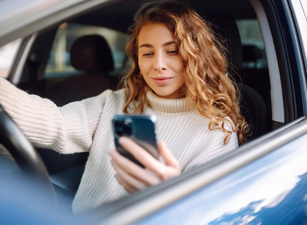Mujer mirando el celular
