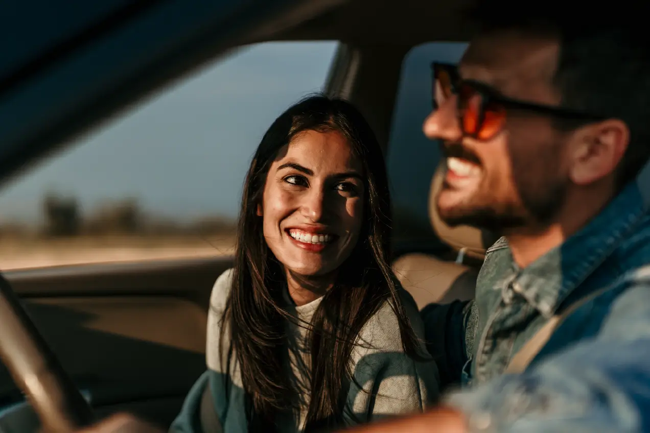Personas en vehículo sonriendo 