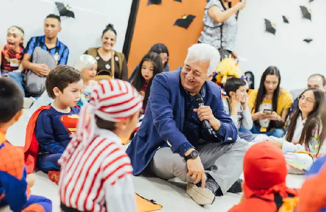 persona mayor impartiendo clase