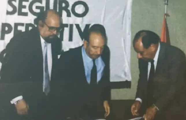 fundadores firmando contraro