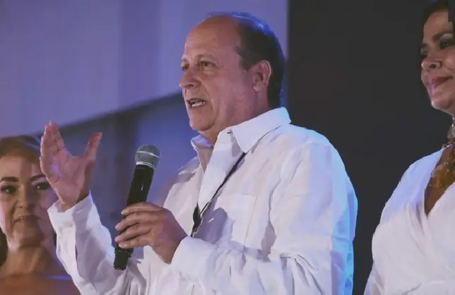 persona hablando por microfono