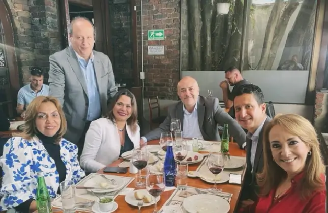 grupo de personas reunidas