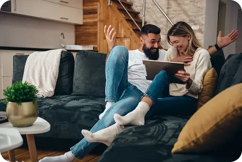 Pareja en su hogar mirando su Tablet