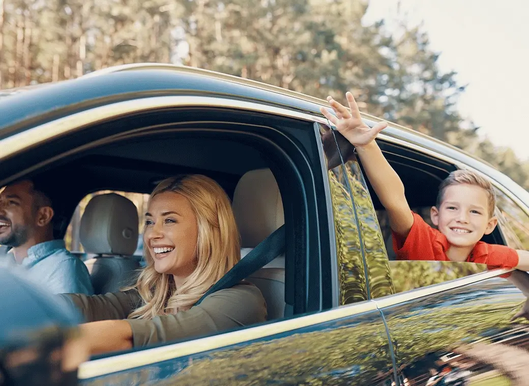 familia viajando en coche