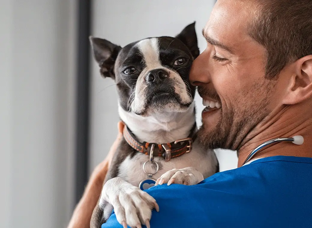 Veterinario con perro feliz
