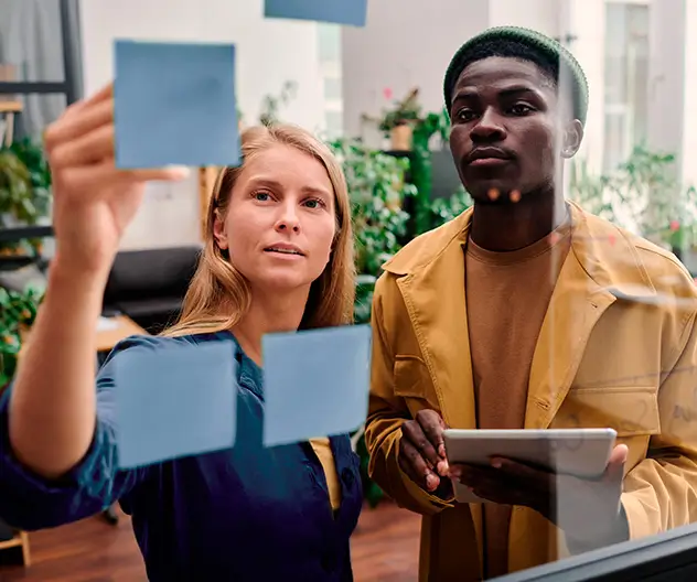 Personas mirando sus objetivos 