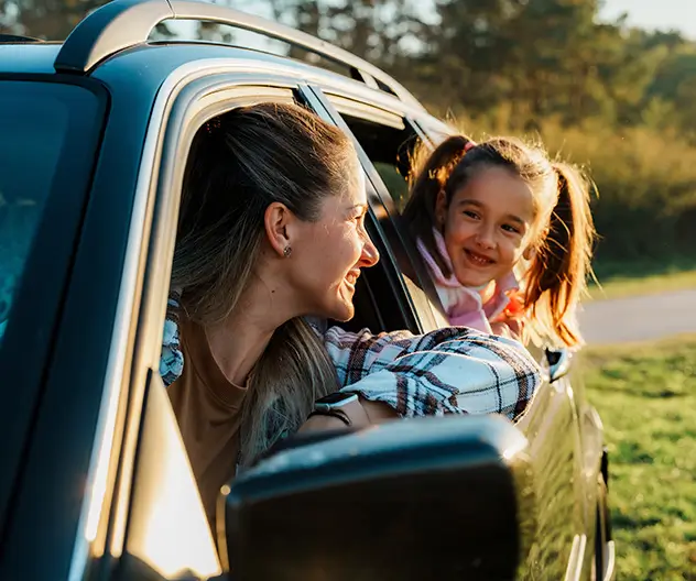 Mamá y su hija en el carro 