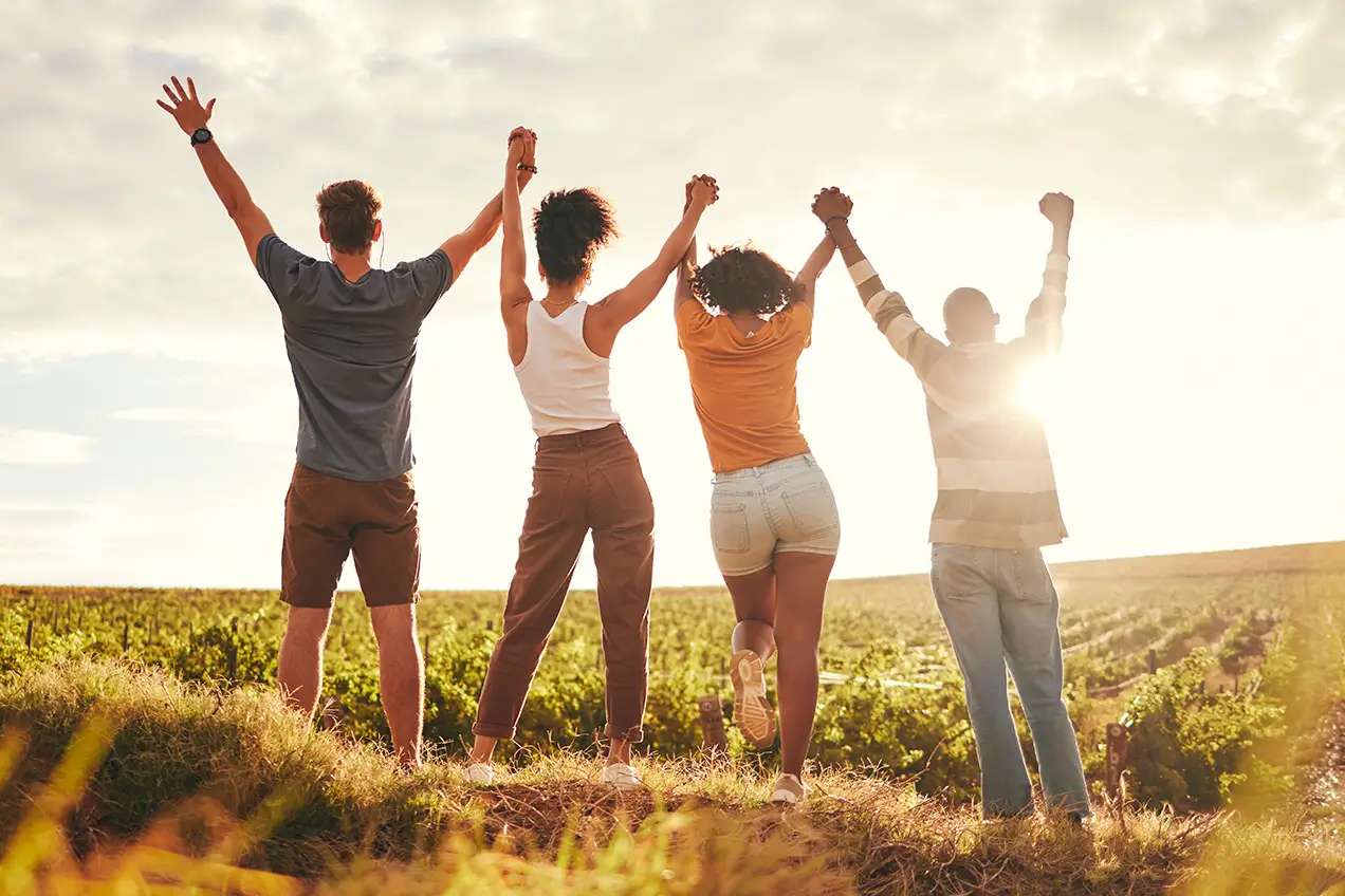 Grupo de personas sostenidos de la mano 
