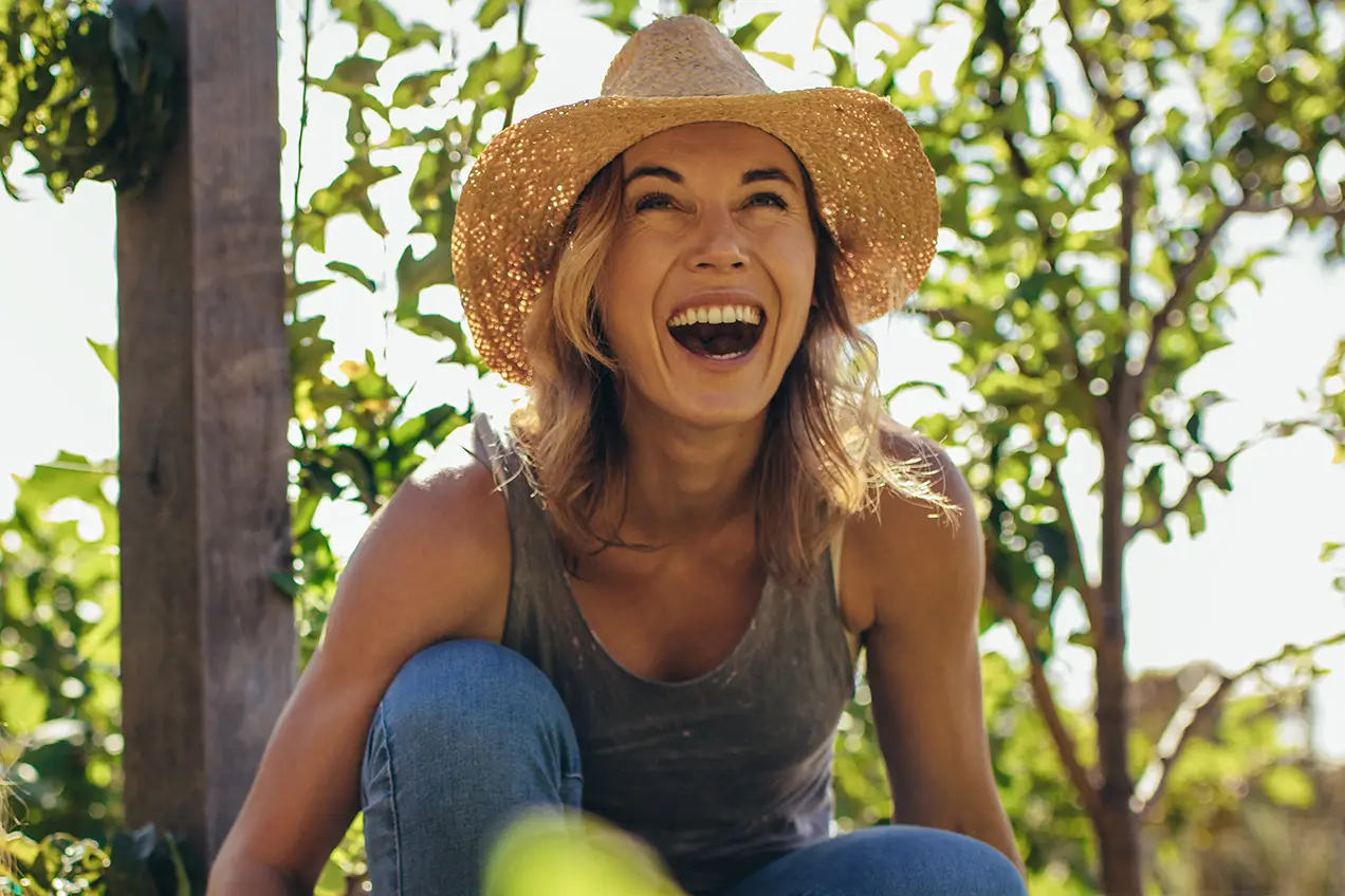 Mujer sonriendo en la naturaleza   