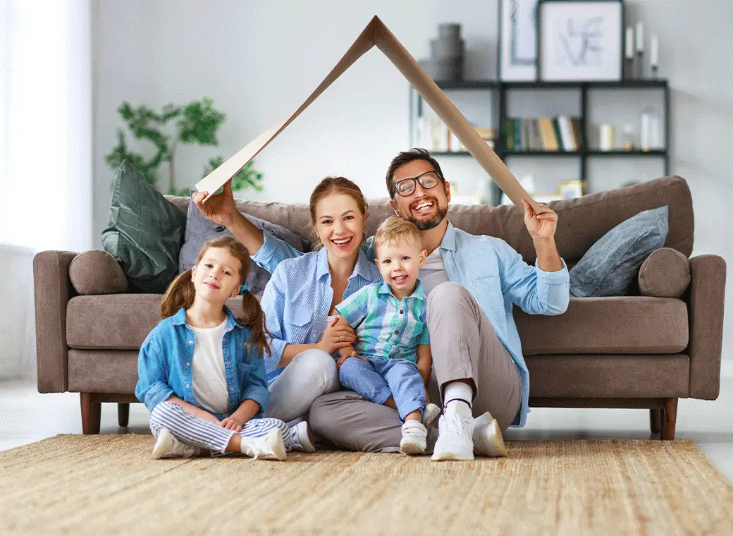 Familia feliz en su hogar