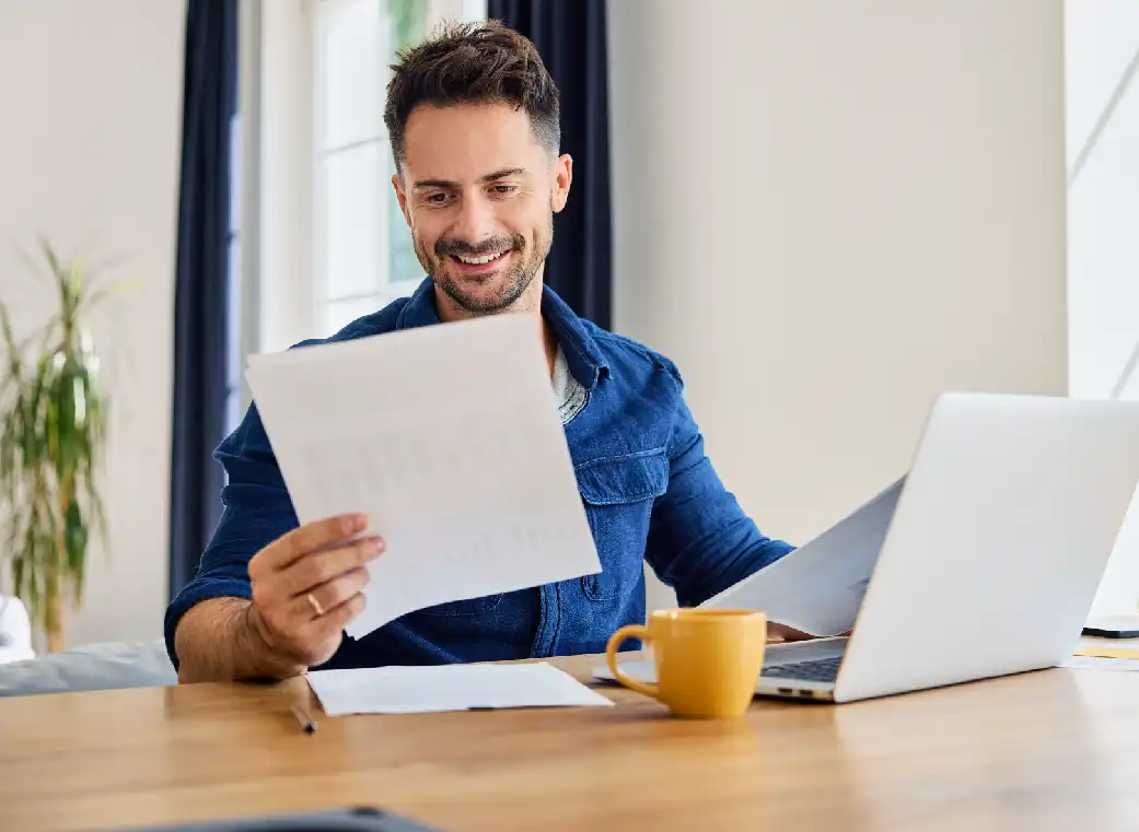 Hombre revisando documentos felices