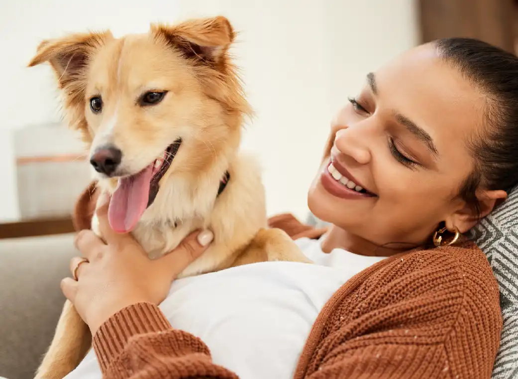 mujer acariciando perro