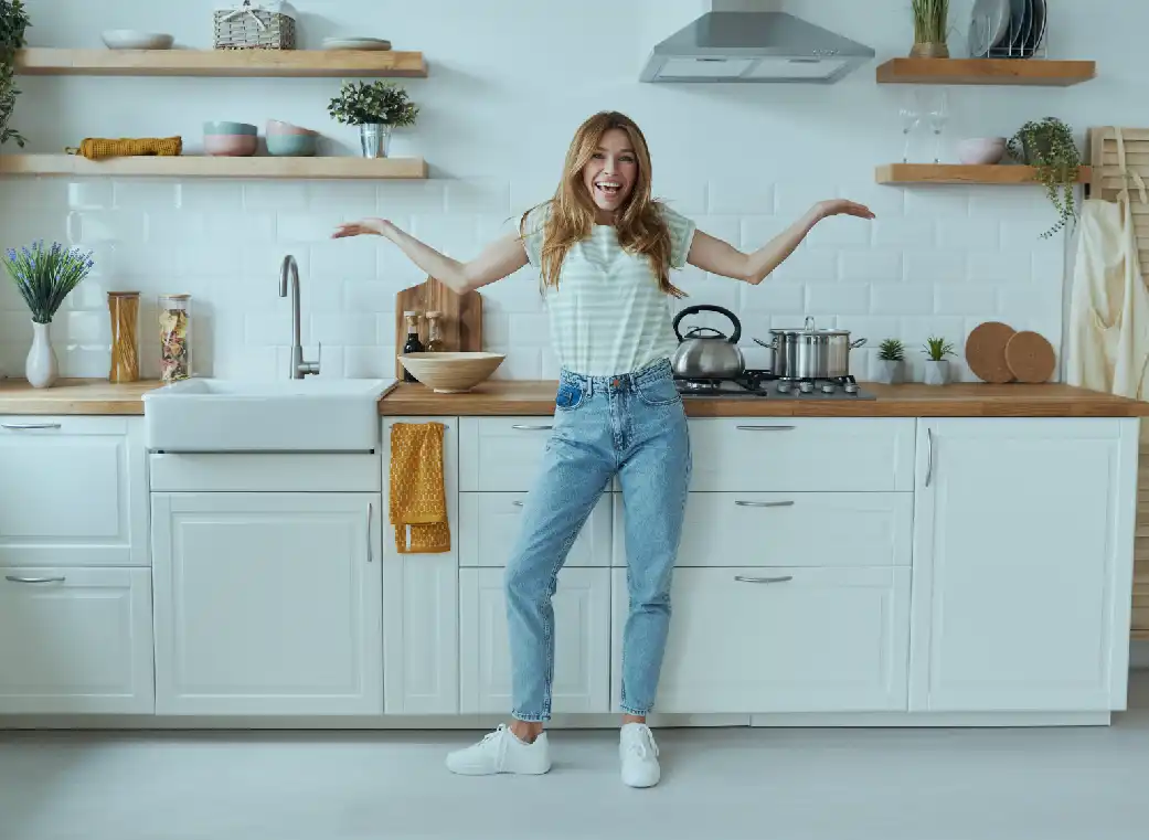 Cocina moderna feliz