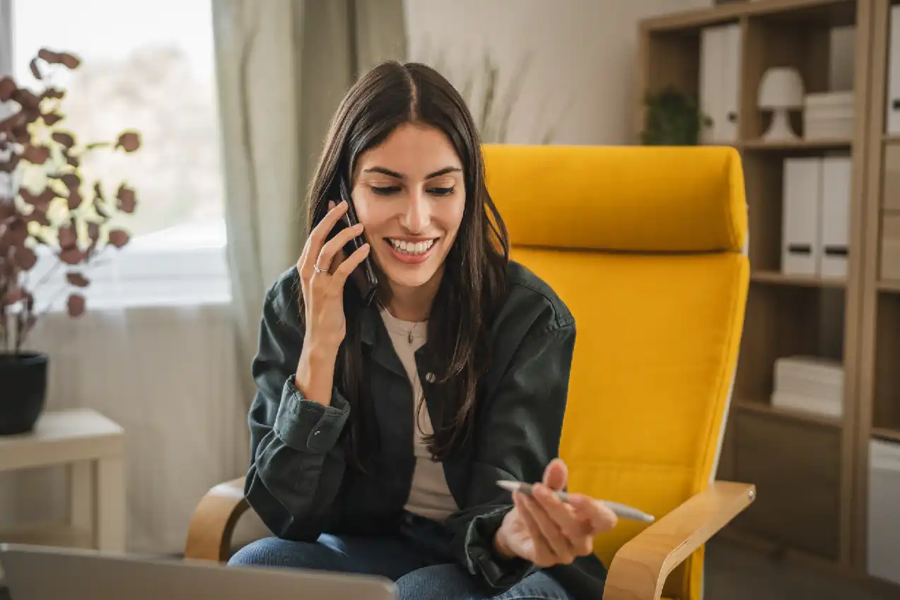 mujer hablando por teléfono