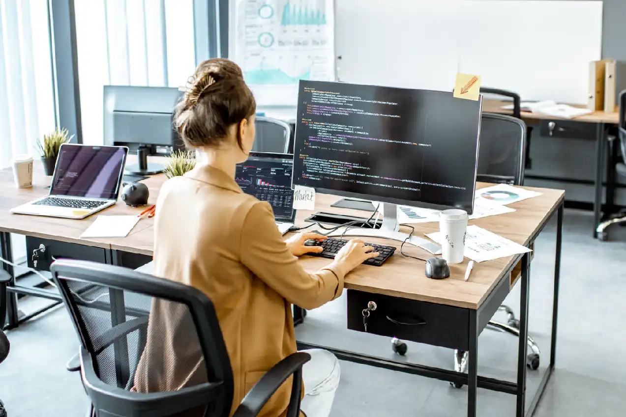 Mujer en una computadora de la oficina