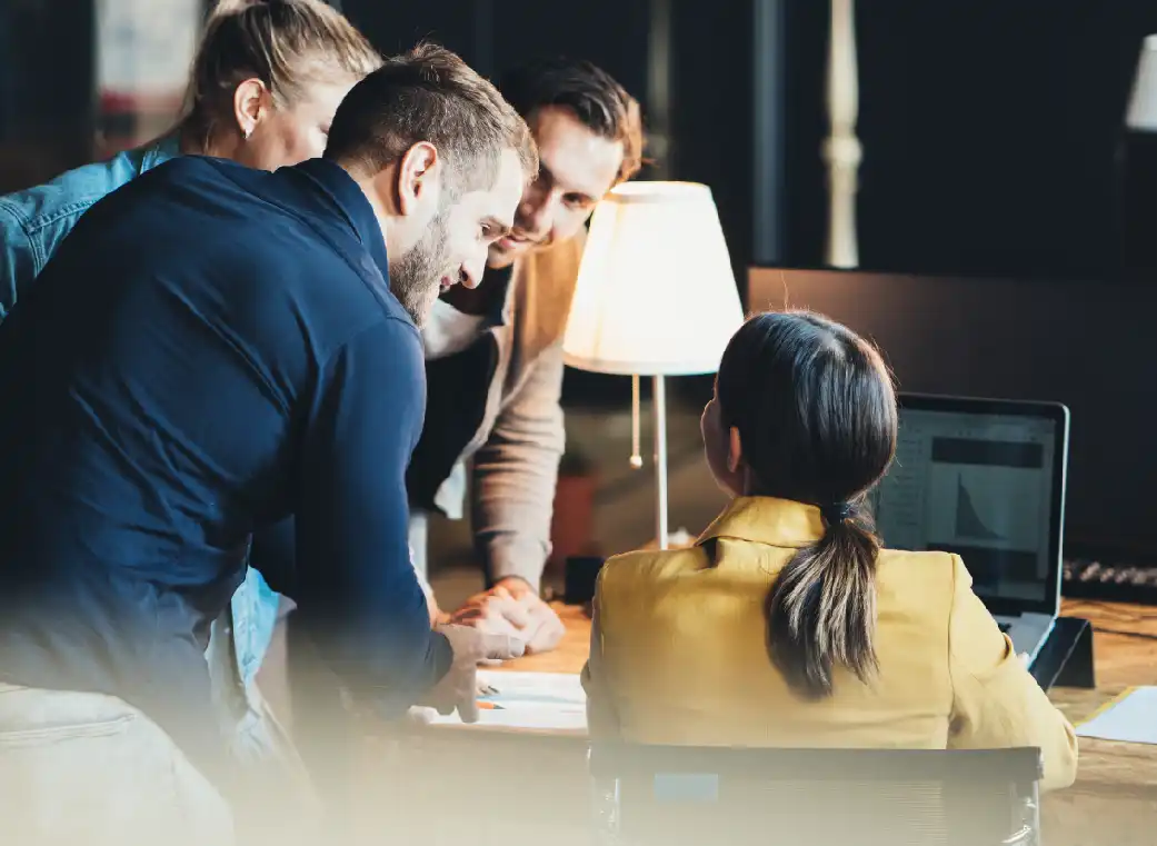Equipo de trabajo reunido en una oficina 