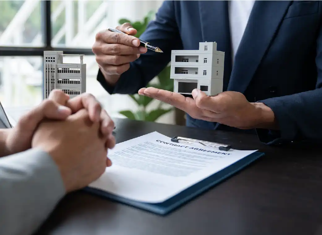 Asesor mostrando una maqueta de vivienda