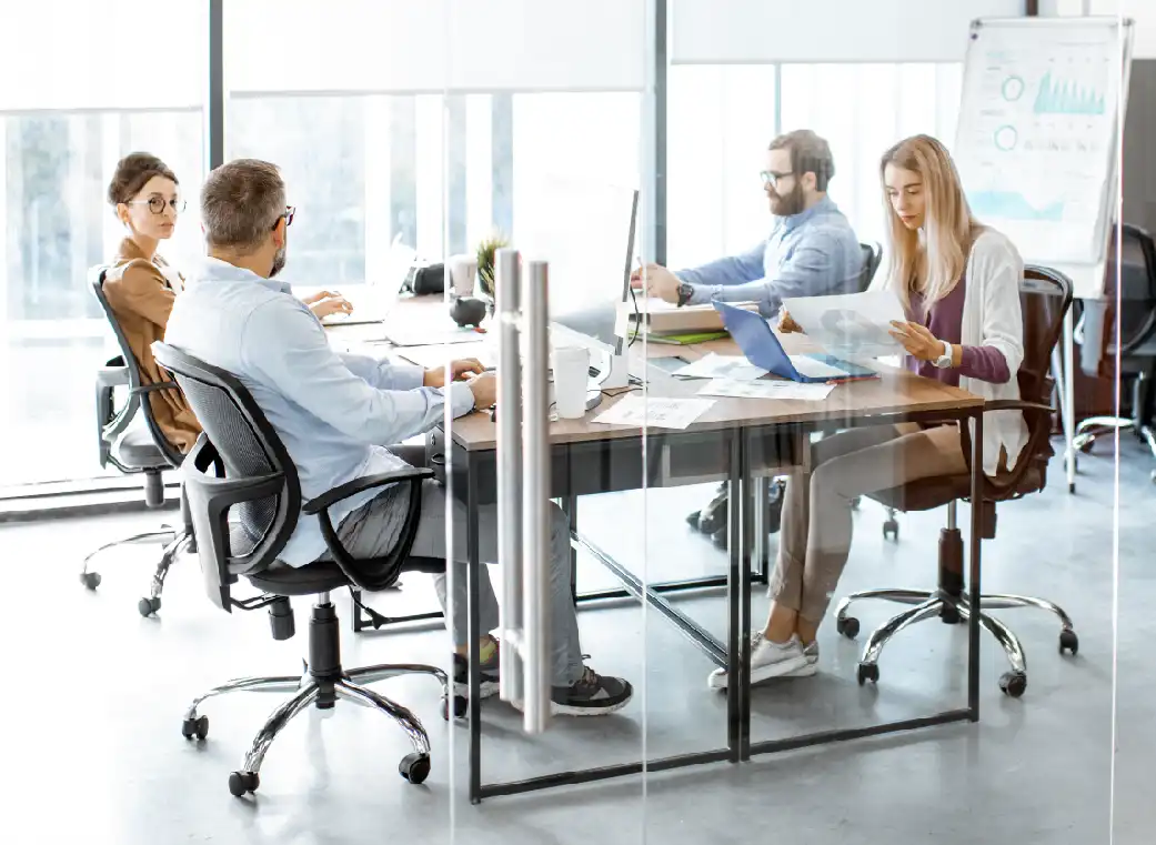 Equipo reunido en una sala de juntas de oficina
