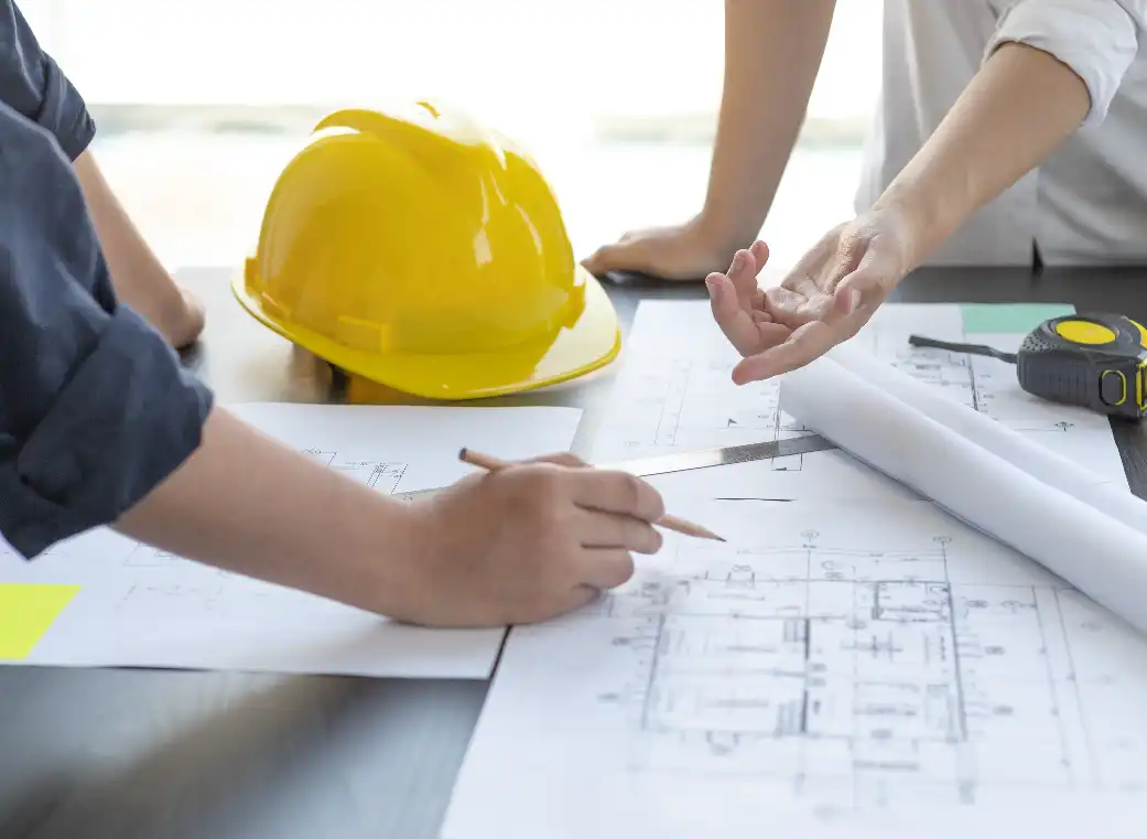 Personas estudiando planos 