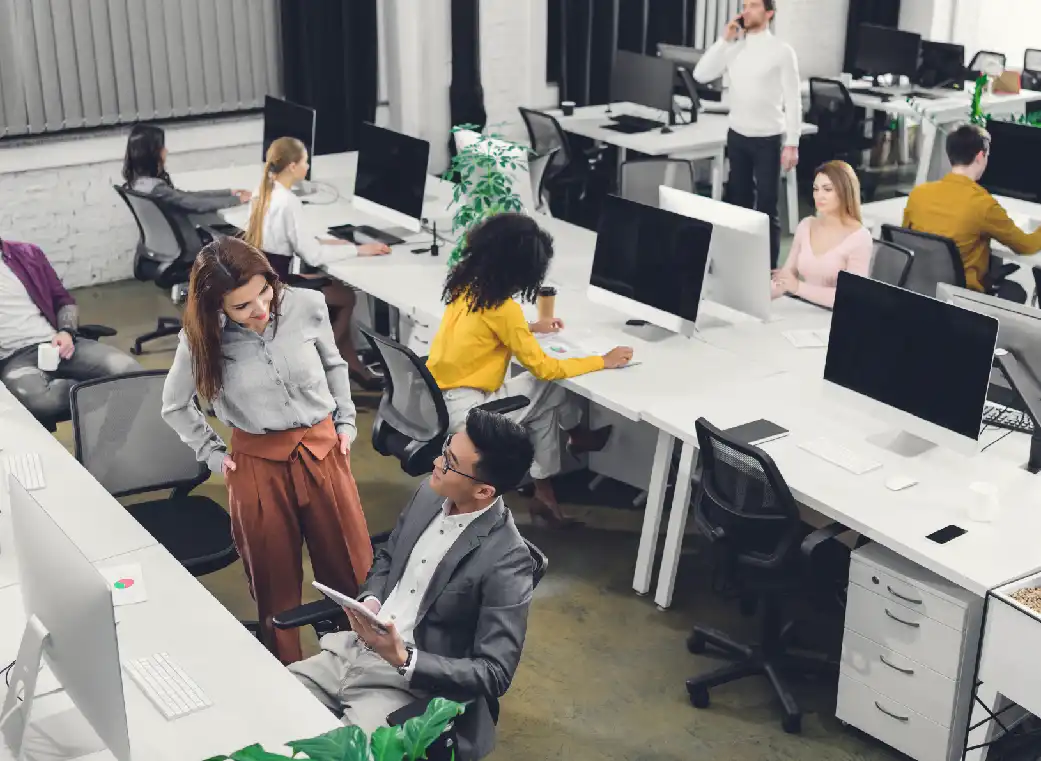 Personas trabajando en una oficina