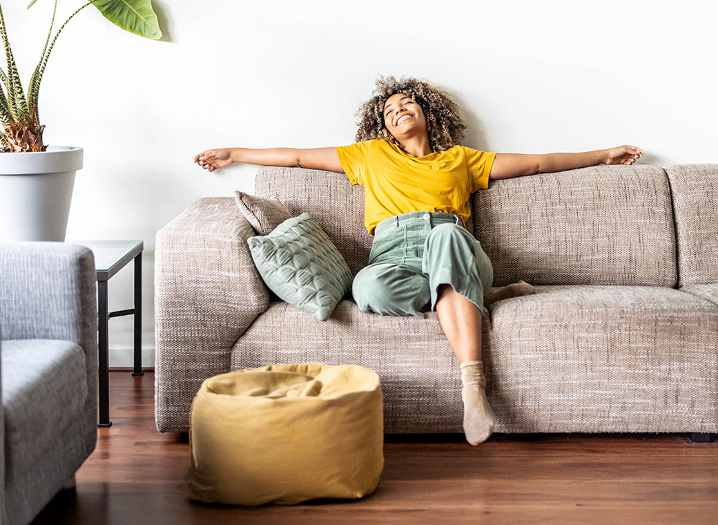 Mujer recostada en un sillón