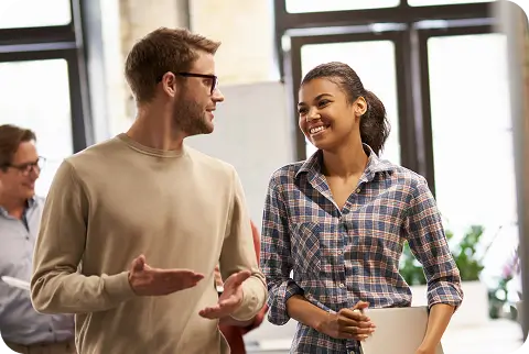 Dos personas conversando