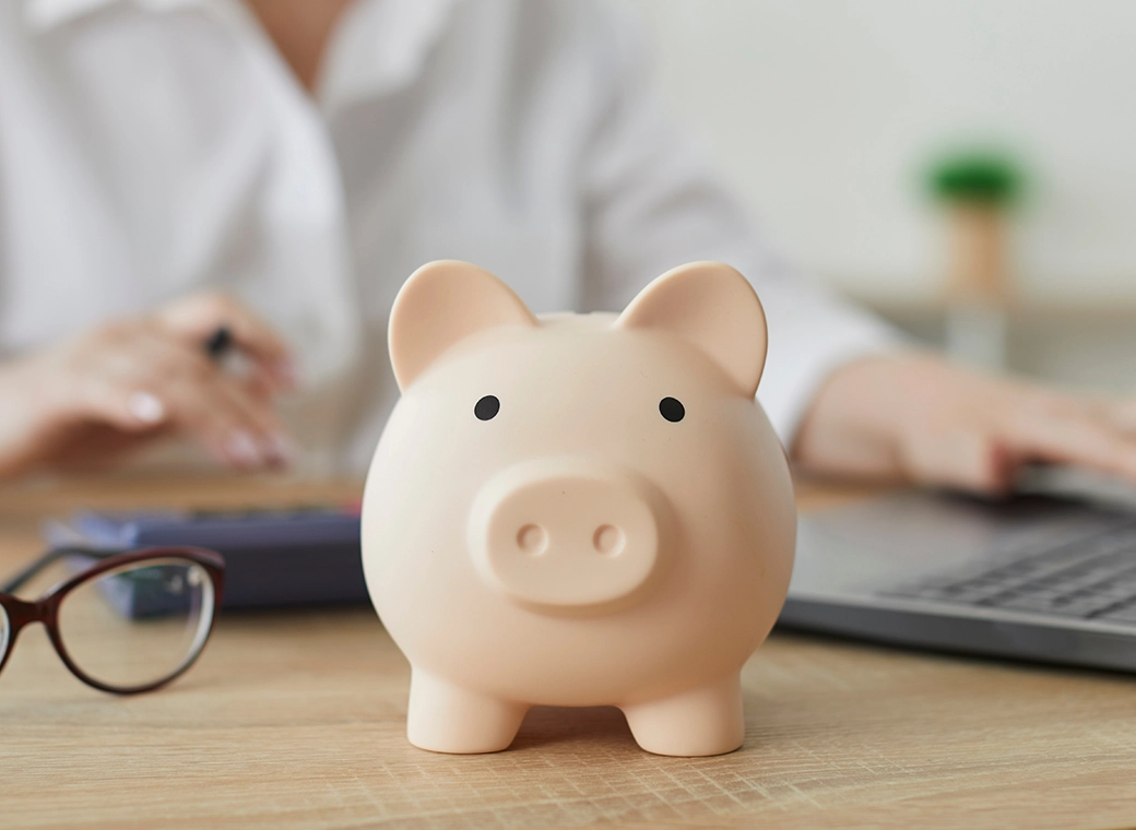 alcancía en oficina moderna