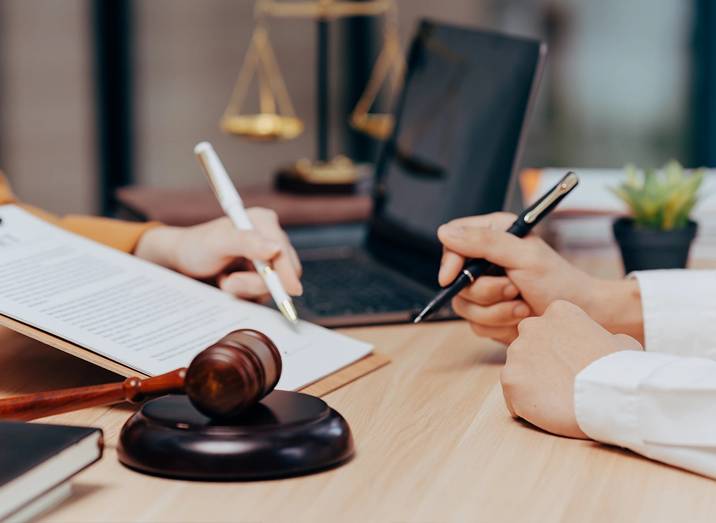 personas revisando contrato