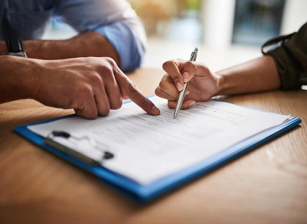 personas revisando contrato