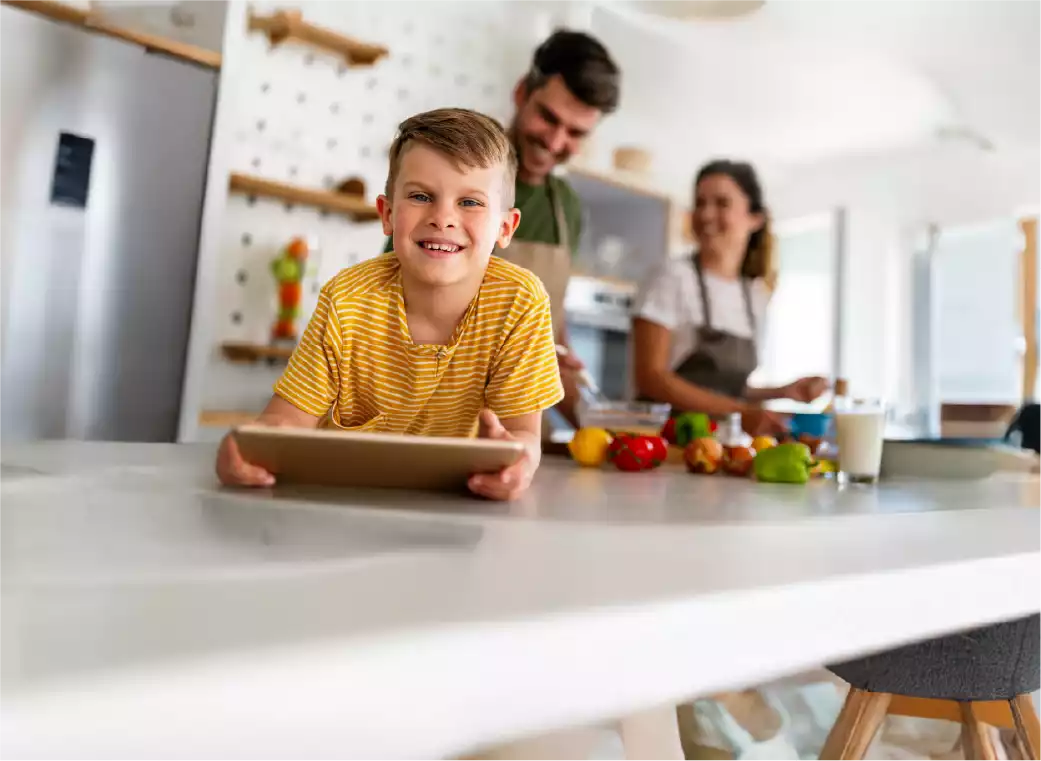 imagen de niño con padres