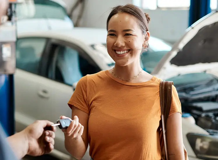 Mujer entregando las llaves de su auto