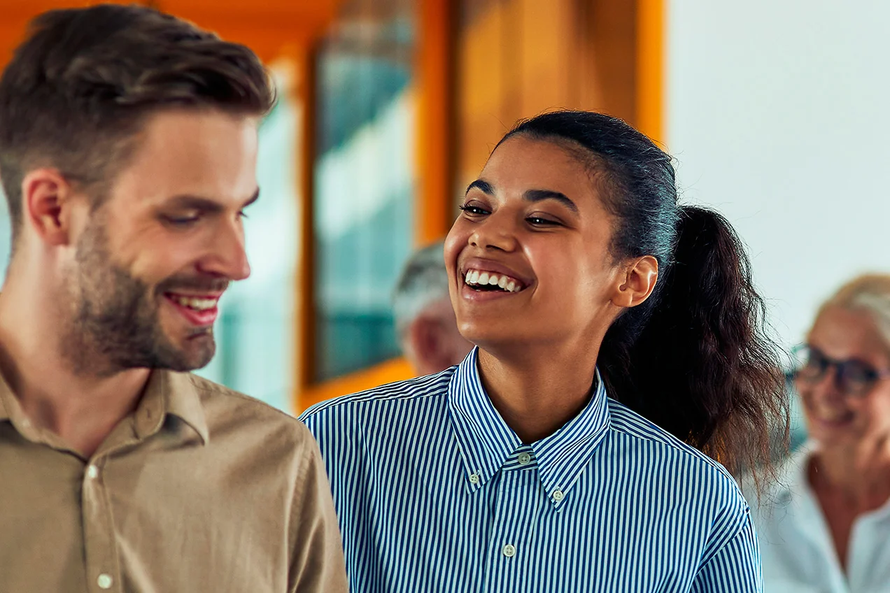 sonrisa y conversación amistosa