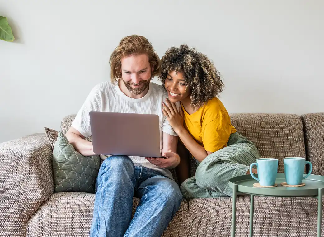 Pareja usando el computador